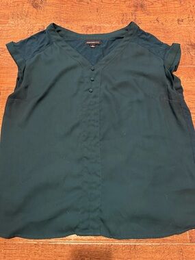 Green shirt or blouse L fortune & ivy